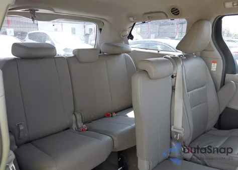 2015 Toyota Sienna Xle Premium 8 Passenger z USA, uszkodzony, nr VIN 5TDYK3DCXFS672690